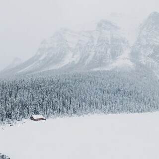 03827_winterinlakelouisealberta_3840x2400