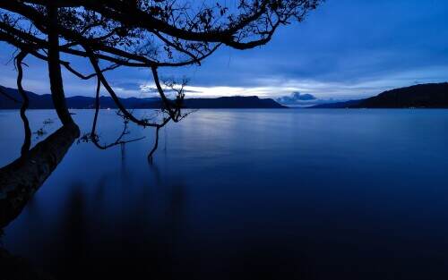 dawnonlaketoba.jpeg